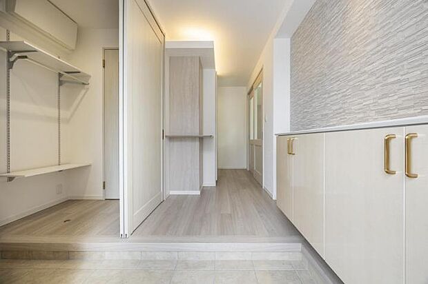 【玄関【1号地】(2024年10月撮影)】白で統一された収納力たっぷりな玄関