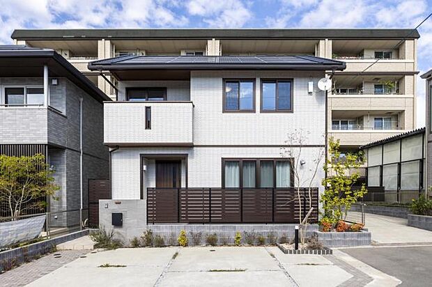 【外観【3号地】(2025年10月撮影)】住まいの表情に奥行きをプラスしてくれるタイル外壁を採用。住まいの劣化や汚れを抑える効果も期待できます。