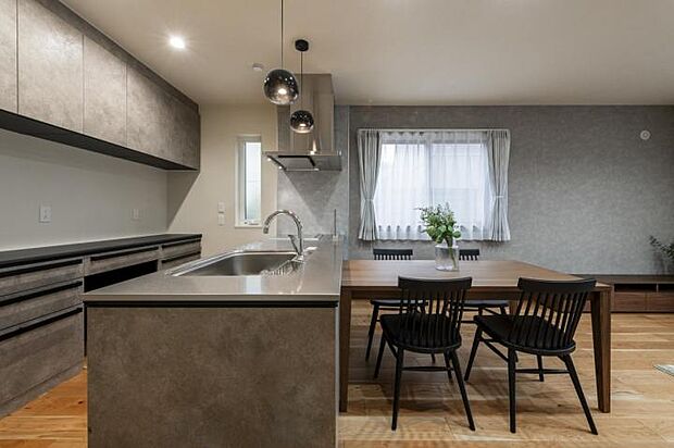 【ダイニングキッチン【3号地】(2024年3月撮影)】清潔感のあるフルフラットキッチンです。リビングダイニングを見渡すことができるので、いつでも家族の様子がわかり安心です。