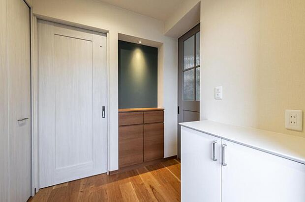 【玄関【3号地】(2024年3月撮影)】小物も飾れるカウンター収納だけでなく、たっぷりしまえるタタキ収納のSICやコート掛けなどメリハリのある収納が充実。