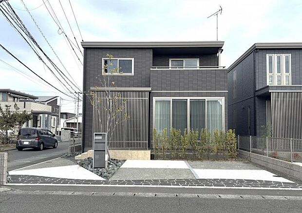 【外観【1号地】(2025年11月撮影)】シックなタイル外壁が高級感を一層演出