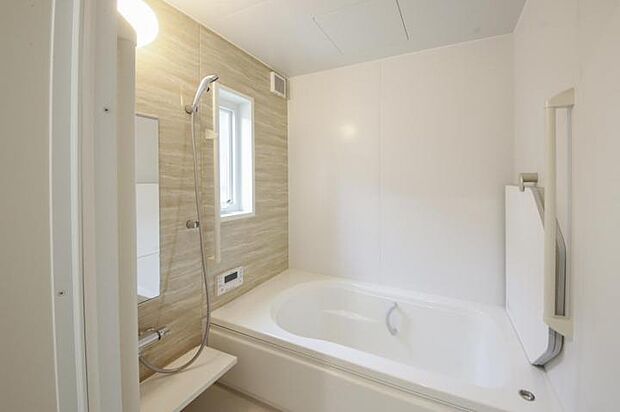 【浴室【1号地】(2024年6月撮影)】やわらかい色合いの浴室が1日の疲れを癒してくれます。滑りにくい床で、安心を実現した浴室。