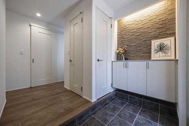 【玄関【3号地】(2025年8月撮影)】間接照明が家族を迎える広々とした玄関