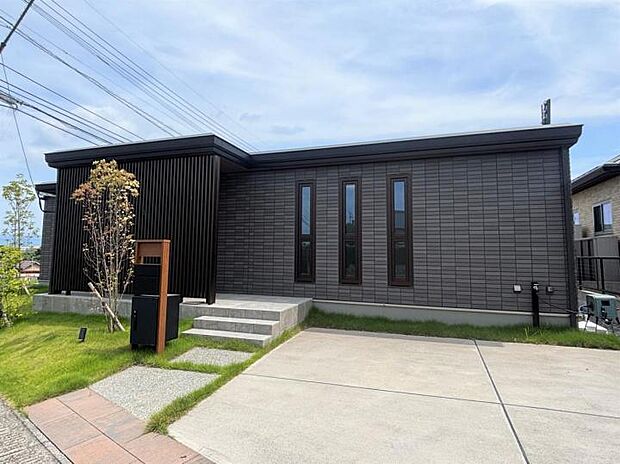 【外観【1号地】(2025年7月撮影)】フラット屋根とブラックのタイルが織りなすスタイリッシュな外観