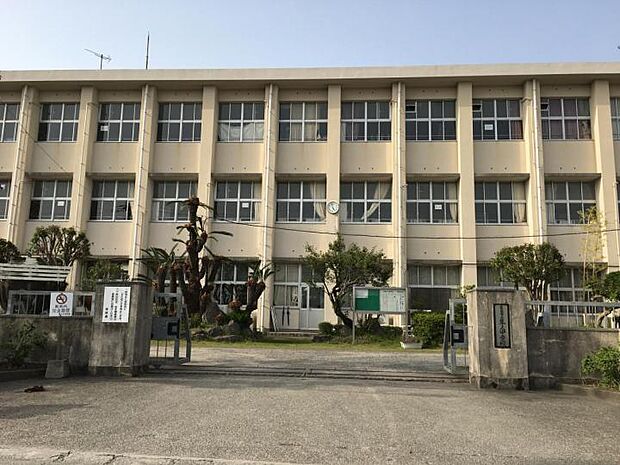 霧島市立隼人中学校(約1,100m)