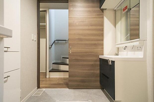 【洗面室【1号地】(2025年7月撮影)】物干しフック付きで室内物干しにも対応します。掃除が楽な一体型の洗面脱衣所。