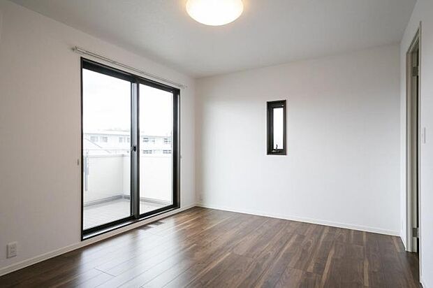 【主寝室【13号地】(2025年7月撮影)】大型クローゼット隣接で収納も安心、バルコニーも広々で晴れた日は洗濯物干しも安心です。