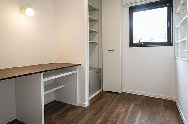 【書斎【13号地】(2025年7月撮影)】主寝室内の落ち着いた空間。可動棚と本棚設置で収納も安心です。