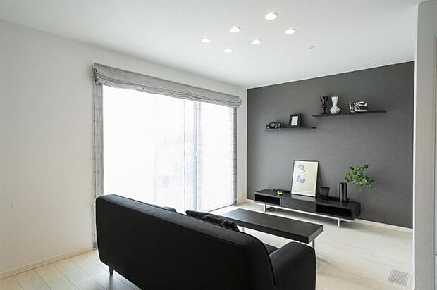 【リビング【21号地】(2025年7月撮影)】角地ならではのプライベートな庭と隣接するLDKはBBQやプールなどお家アウトドアに最適です。