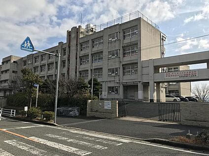 苅田町立新津中学校 900m(-)
