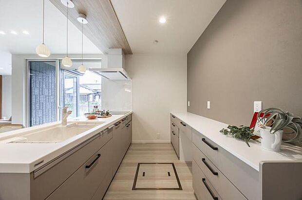 【キッチン【5号地】（2025年8月撮影）】キッチンからリビング全体を見渡せます。