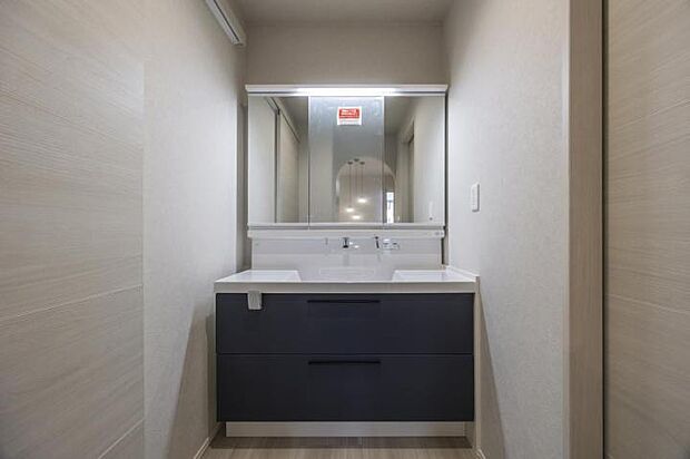 【洗面室【8号地】（2025年6月撮影）】洗面室【8号地】（2025年6月撮影）脱衣室と分かれていて使い勝手のよい、オールスライドタイプの洗面台。