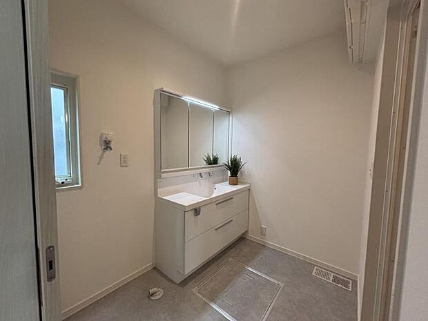 【洗面脱衣室【1号地】(2025年7月撮影)】キッチンに隣接しスムーズな家事動線を確保