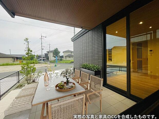 【タイルテラス【9号地】（2025年7月撮影）】うちと外が繋がる家族だけのアウトドア空間