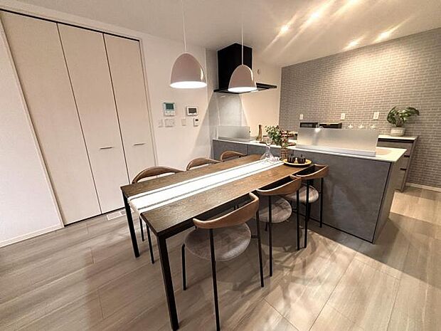 【ダイニングキッチン【1号地】（2026年1月撮影）】フルフラットの対面型キッチンで家族のコミュニケーションも豊かに