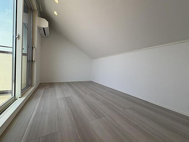 【小屋裏【2号地】(2026年6月撮影)】広々としたバルコニーと隣接する小屋裏