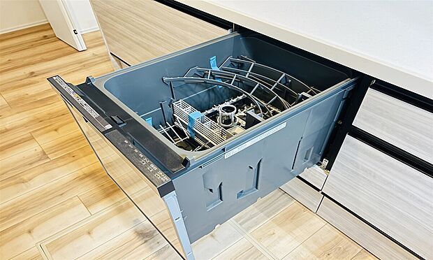 【ビルトイン食洗機が標準装備】食器洗い乾燥機は腰をかがめることなく使えるフルオープン式。約40点、4~5人用の食器洗いが可能。