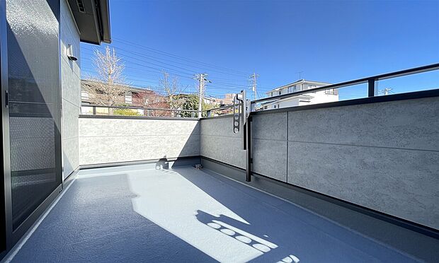 【約4.5帖サイズのルーフバルコニー施工例】全棟に標準で約4.5帖サイズのルーフバルコニーが設計されております。
