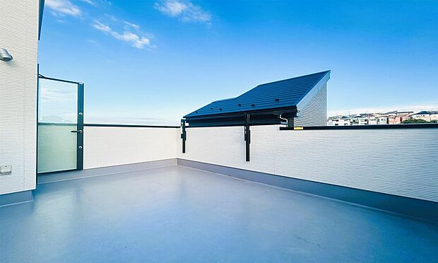 【スカイバルコニー施工例】2号棟4号棟に約4.5帖サイズのスカイバルコニーを設計