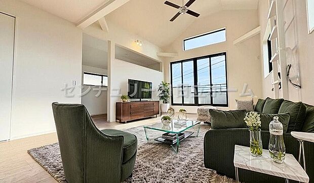 【リビング】吹き抜けのあるリビングは、開放感と圧倒的な明るさを演出。(本画像家具はCGで作成しており、実際に現地に家具はおかれておりません。また価格に家具は含まれておりません)