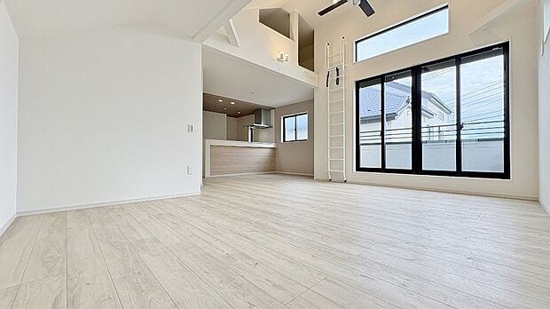 【リビング】吹き抜けのあるリビングが、空間に広がりと開放感をもたらします。上質な暮らしを演出。リビングには床暖房付!空気を汚さず、ほこりも舞い上がらないので小さなお子さまがいても安心です