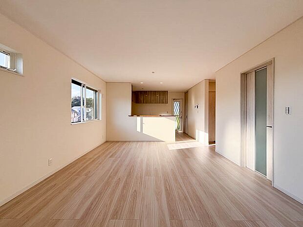 優しい色合いのフローリングと建具。やわらかな日差しがくつろぎの空間を演出します。