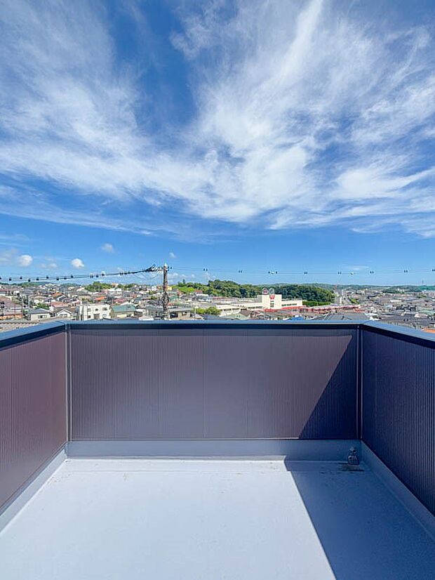 気持ちのいい空と街を見下ろす広いルーフバルコニー。