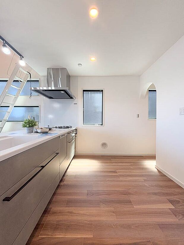 毎日使うキッチンだからこそ、食事の準備を楽しい時間に、忙しい時でもスムーズに無駄なく作業できる、お手入れも簡単にできるなど、毎日を楽しくするキッチンスペースに仕上げました。