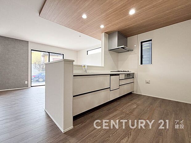 ご家族みんなで調理ができる位のスペースを実現したキッチン空間となっております。みんなで作った料理を召し上がりながらの会話は至福のひとときになるはずです。