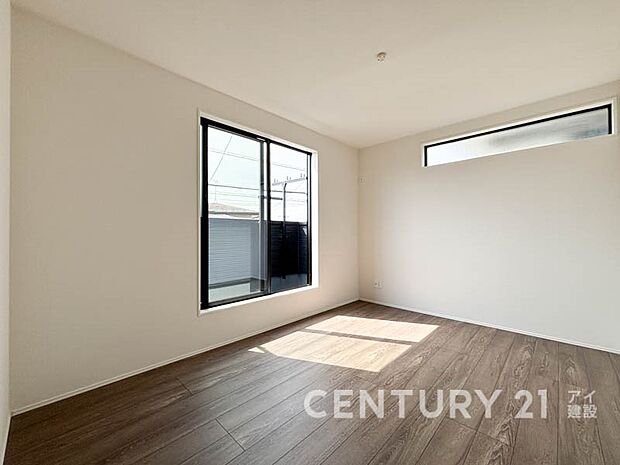 2面採光で光を集めるお部屋はゆっくりと落ち着く空間です。クローゼットもございますので、収納家具を新たに揃える準備も省け、なにより居住空間を広く使えるので快適です。