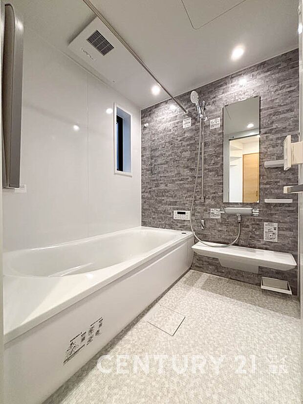 上質が感じられるカラーリングで、清潔な空間美を実現。一日の疲れが癒される優雅なバスタイムを堪能できるゆとりあるバスルームです。