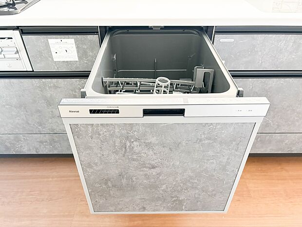 【食器洗浄乾燥機】家事を時短、暮らしを快適にする食洗器。  手が荒れない、水道代の節約、高温度で洗うので手洗いよりもしっかりキレイ。  