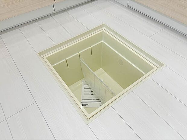 【床下収納庫】~床下収納庫~ 床下空間を有効活用できる収納庫。日用品の保管庫としてオススメです。