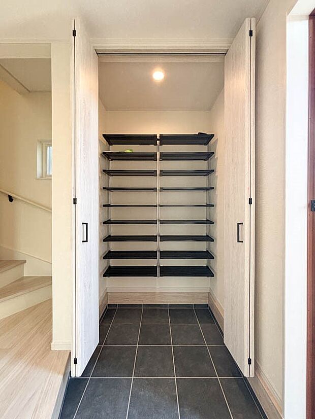【玄関】玄関と隣接し、靴を履いたまま出入りできるシューズインクローゼット。靴はもちろん、散乱しがちな傘、お子様の外での遊具やベビーカーなどをスッキリと収納。お客様をお迎えする玄関を、いつもキレイな状態にキープ