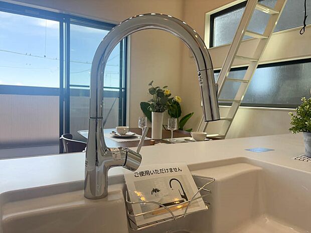 【浄水器一体型水栓】~浄水器一体型水栓~ 蛇口をひねるだけできれいな水を利用できるビルトインタイプ。据え置き型と異なりシンク上には水栓しかないので、雑多になりがちなシンクまわりをすっきり使えます。