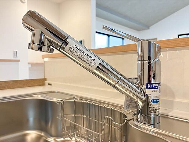 【浄水器一体型水栓】~浄水器一体型水栓~ 蛇口をひねるだけできれいな水を利用できるビルトインタイプ。据え置き型と異なりシンク上には水栓しかないので、雑多になりがちなシンクまわりをすっきり使えます。