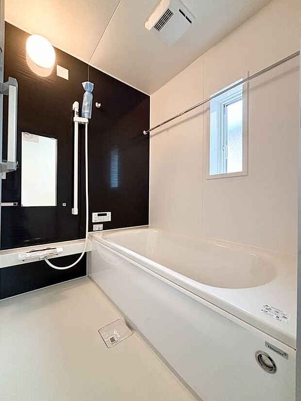 【浴室】上質が感じられるカラーリングで、清潔な空間美を実現。一日の疲れが癒される優雅なバスタイムを堪能できるゆとりあるバスルームです。