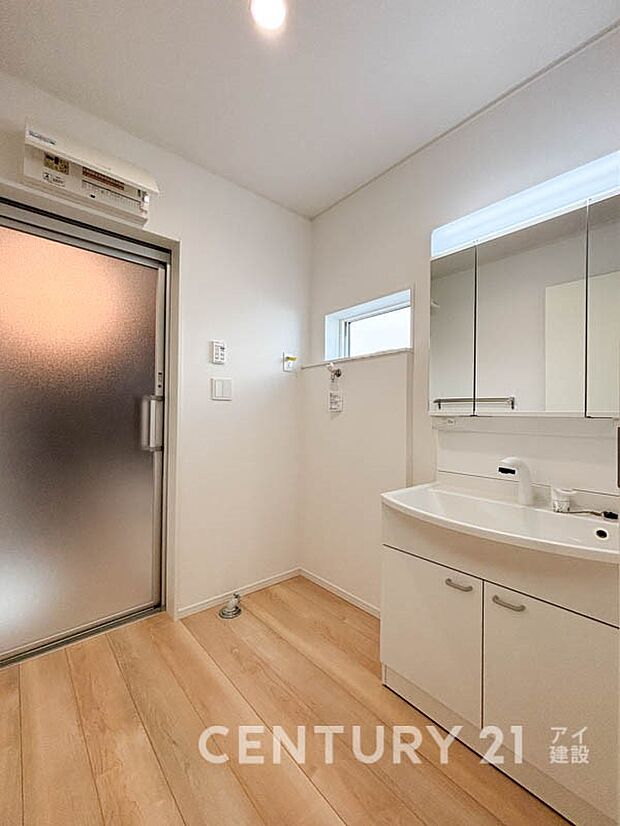 【洗面台・洗面所】ご家族の1日が始まり、1日の終わりを締めくくる洗面空間。快適に過ごせることはもちろん、気品や優雅さを兼ね備えたパウダールームです。