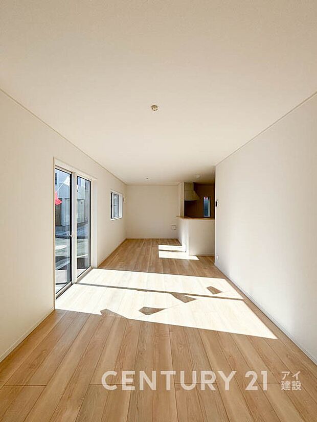 【リビング】優しい色合いのフローリングと建具。やわらかな日差しがくつろぎの空間を演出します。