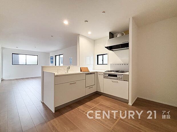 【キッチン】ご家族みんなで調理ができる位のスペースを実現したキッチン空間となっております。みんなで作った料理を召し上がりながらの会話は至福のひとときになるはずです。