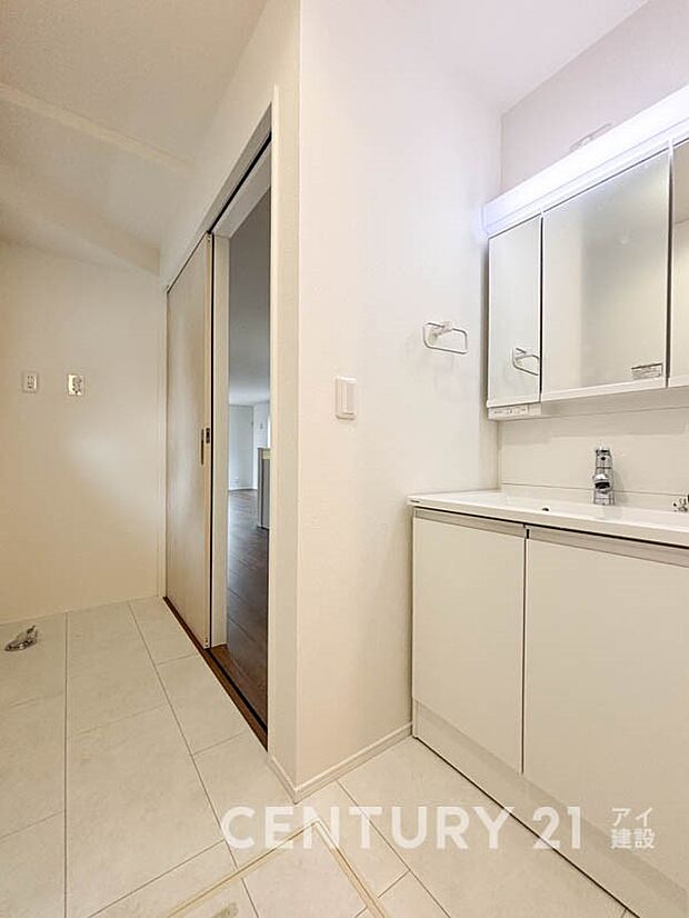 【洗面台・洗面所】ご家族の1日が始まり、1日の終わりを締めくくる洗面空間。快適に過ごせることはもちろん、気品や優雅さを兼ね備えたパウダールームです。