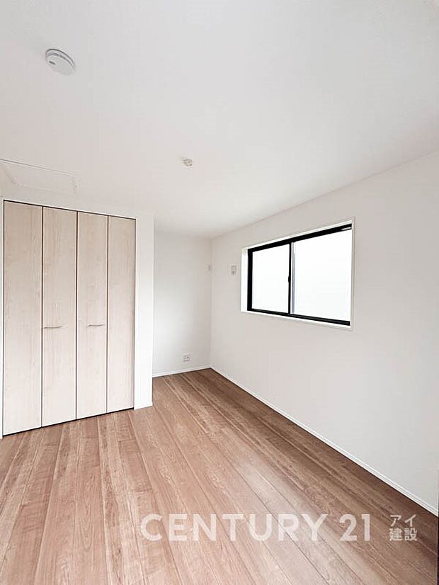 【リビング以外の居室】一人ひとりの大切なプライベート空間。趣味・感性で個性的に飾って頂けるようシンプルに仕上げてあります。ゆとりある広さで、一人の時間をゆったりと過ごせる安らぐお部屋になるはずです。