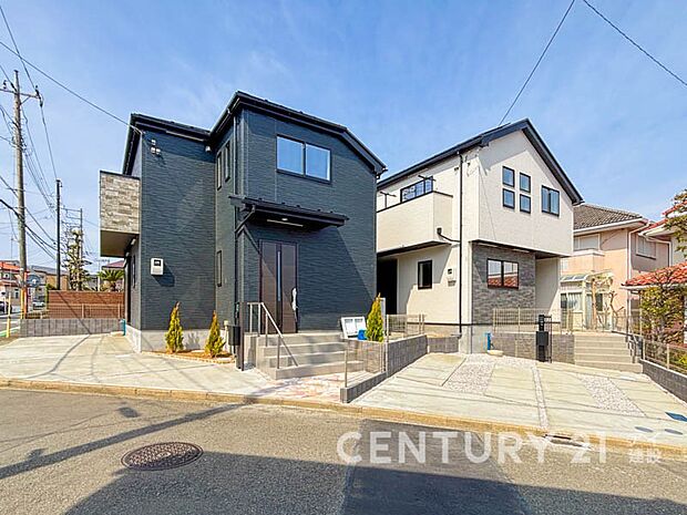 【現地外観写真】使いやすさもデザインも重視した理想の暮らしをかなえるお家。美しい外観やくつろぎの室内空間にふさわしい「素材」「形」「色彩」を考え、上質感に満ちたお家です。