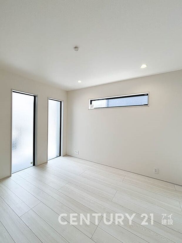 【リビング】優しい色合いのフローリングと建具。やわらかな日差しがくつろぎの空間を演出します。