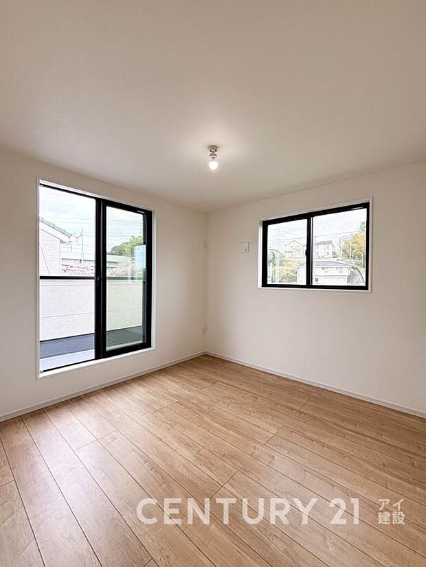 【リビング以外の居室】 2面採光で光を集めるお部屋はゆっくりと落ち着く空間です。クローゼットもございますので、収納家具を新たに揃える準備も省け、なにより居住空間を広く使えるので快適です。