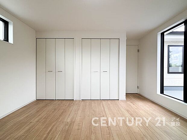 【リビング以外の居室】 2面採光で光を集めるお部屋はゆっくりと落ち着く空間です。クローゼットもございますので、収納家具を新たに揃える準備も省け、なにより居住空間を広く使えるので快適です。