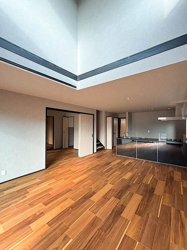 【同仕様写真(リビング)】~類似内装同仕様写真~ ※取引する建物とは、デザイン、色彩、開口部の位置、形状等が異なります。