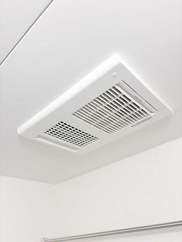 【浴室暖房乾燥機】~浴室暖房乾燥機~ 浴室をカラッと乾燥。衣類乾燥室としても活用できます。また、冬の時期はパワフルな力で浴室をすばやく暖めヒートショックを防ぎます。