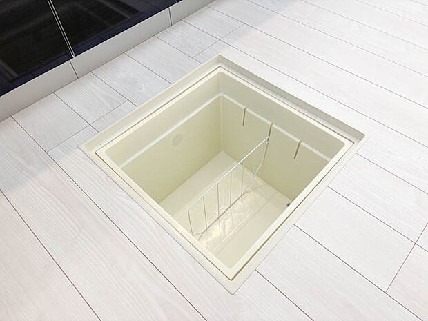 【床下収納庫】~床下収納庫~ 床下空間を有効活用できる収納庫。日用品の保管庫としてオススメです。
