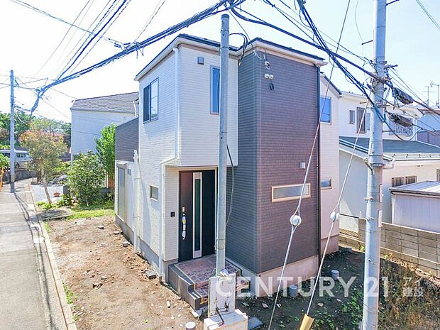 【現地外観写真】ふりそそぐ陽射しと開放的な空間形成。青空を背景に更なる美しさを醸す佇まい。